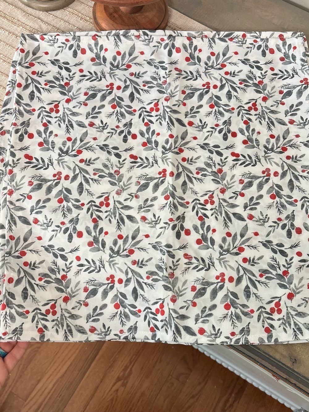 White Holiday Winter Berry Mistletoe Print Napkin - Red & Green- lot of 4